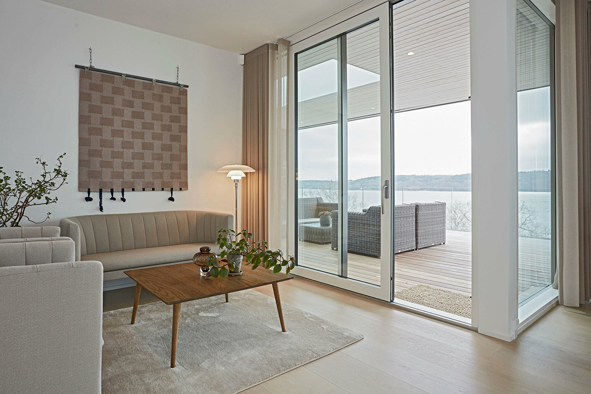 Lounge Indretning Stue Sofa Danskdesign Bysteinvig Gardiner Steinvig Hav Havet Udsigt Liebhaveri Kunst Akustik 2048X1365