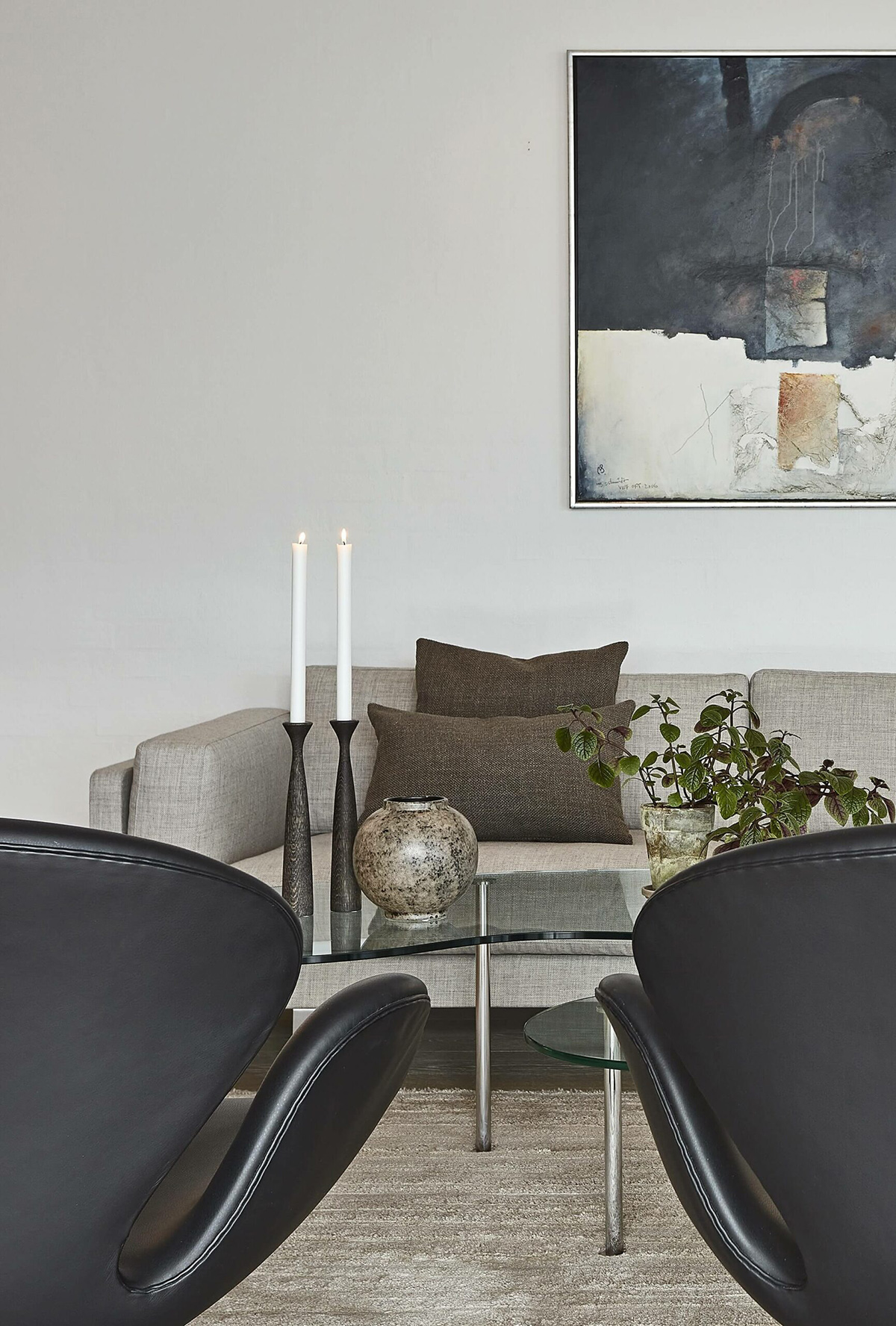 Stue Indretning Sofa Taeppe Svanen Liebhaveri Danskdesign Klassisk Stil Hygge Puder Indretningsarkitekt Boligstylist Bysteinvig Scaled